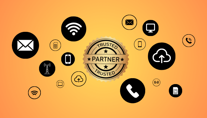 Badge "Trusted Partner" circondato da icone di comunicazione su sfondo arancione, simbolo di affidabilità nei servizi digitali.